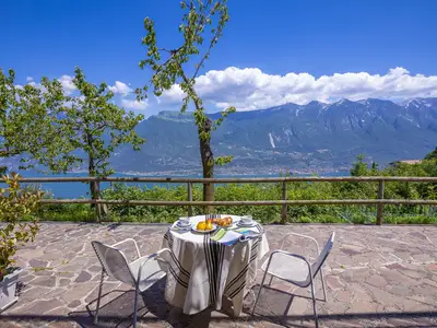 Die Terrasse mit Blick auf den See