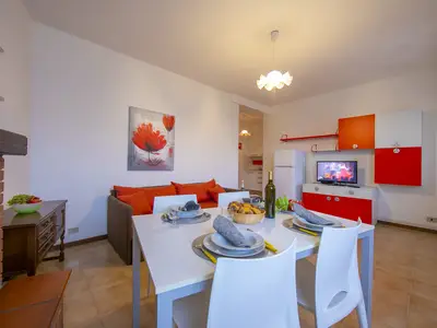 Das Wohnzimmer mit Esstisch