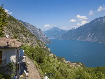 Der Blick auf den Gardasee von der Residence Secrel