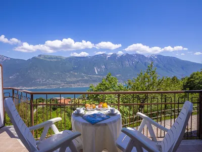 Der Balkon mit Blick auf den See und die Berge