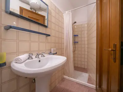 Das Badezimmer mit Dusche, WC und Bidet