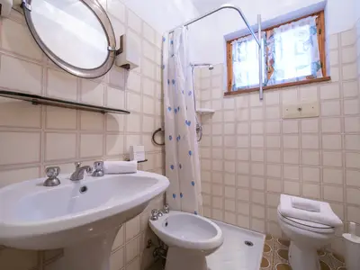 Das Badezimmer mit Dusche, WC und Bidet