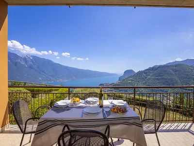 Der Balkon mit großen Räumen und überdacht für Mahlzeiten im Freien