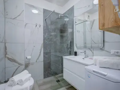 Badezimmer mit Dusche