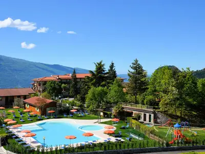 Der Pool des Hotels Pineta Campi liegt 200 m entfernt