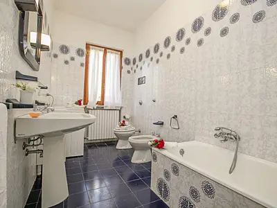 Badezimmer mit Badewanne