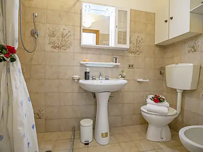 Badezimmer mit Dusche