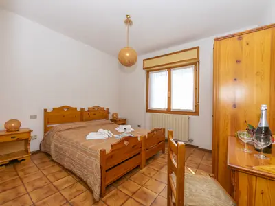 Das Hauptschlafzimmer mit Kleiderschrank und einem nützlichen Tisch zum Schreibe