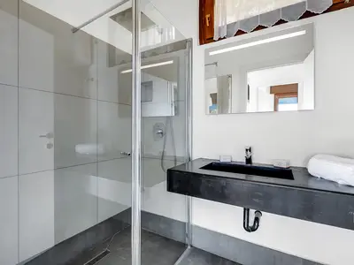 Badezimmer mit Dusche