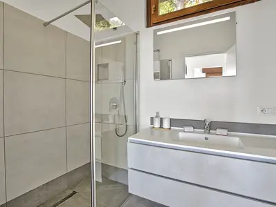 Badezimmer mit Dusche