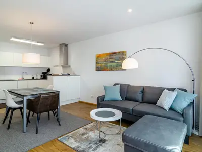 Wohnzimmer mit Essbereich und Wohnküche