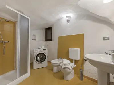 Badezimmer mit Dusche