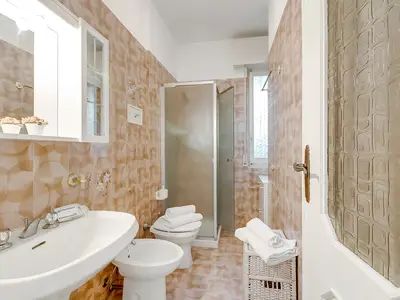 Badezimmer mit Dusche
