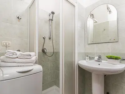 Badezimmer mit Dusche