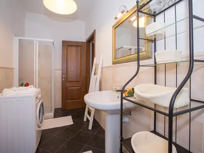 Badezimmer mit Dusche