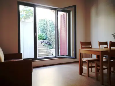 Wohn-Essraum mit Blick auf Terrasse