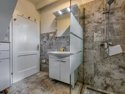 Badezimmer mit Dusche