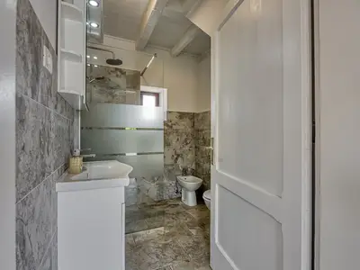 Badezimmer mit Dusche