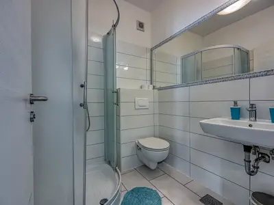 Badezimmer mit Dusche