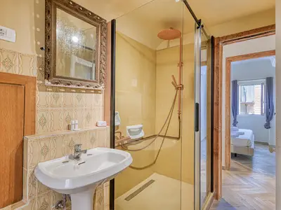 Badezimmer mit Dusche