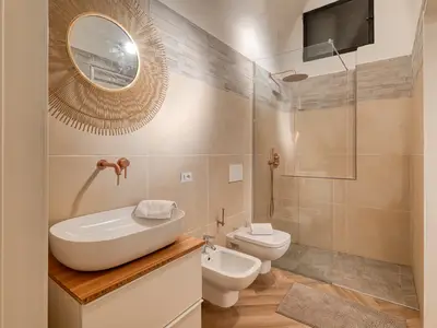 Badezimmer mit Dusche