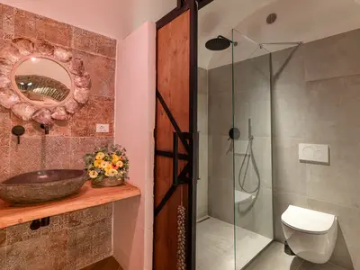 Badezimmer mit Dusche