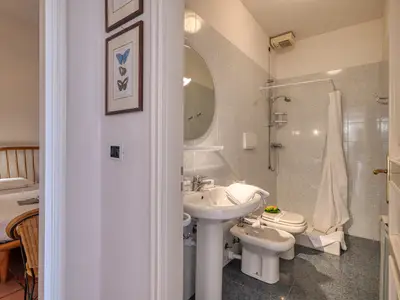 Badezimmer mit Dusche