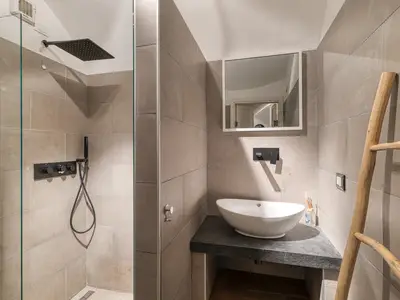 Badezimmer mit Dusche