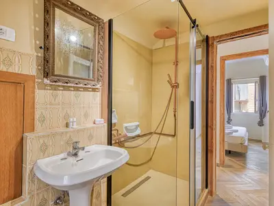 Badezimmer mit Dusche