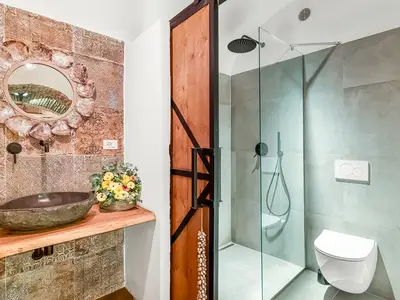 Badezimmer mit Dusche