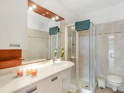 Badezimmer mit Dusche