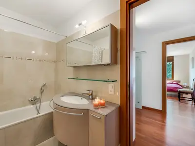 Badezimmer mit Badewanne