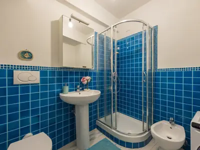 Badezimmer mit Dusche