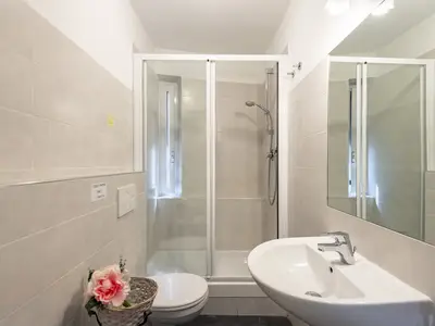 Badezimmer mit Dusche