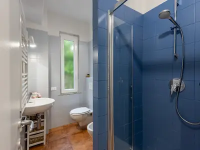 Badezimmer mit Dusche