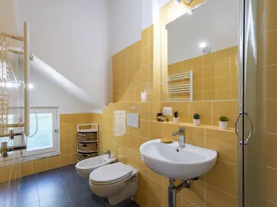 Badezimmer mit Dusche