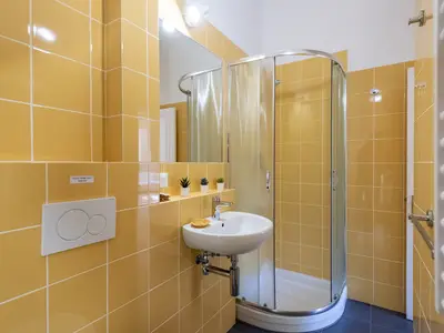 Badezimmer mit Dusche