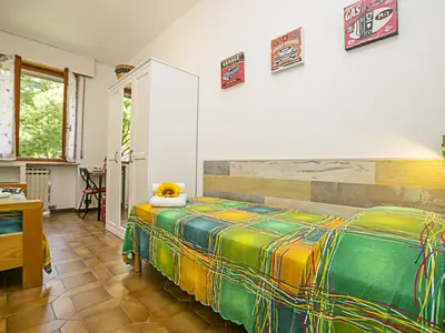 Zweites Schlafzimmer mit 2 Einzelbetten und Kleiderschrank