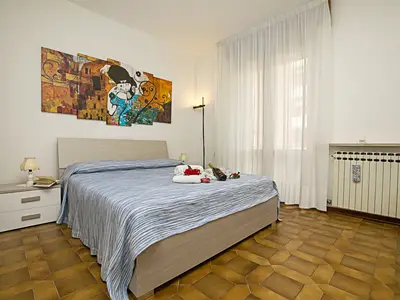 Das Schlafzimmer mit Kleiderschrank