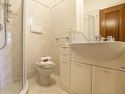 Das zweite Badezimmer mit Dusche und Toilette