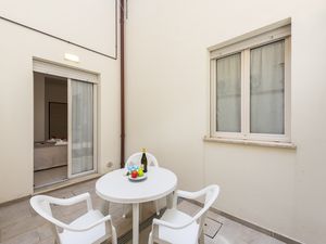 23706860-Appartement-3-Viareggio-300x225-0