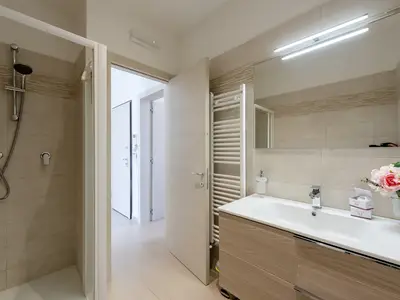 Badezimmer mit Dusche