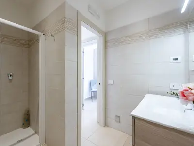 Badezimmer mit Dusche