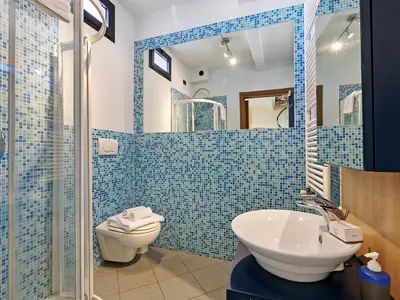 Badezimmer mit Dusche