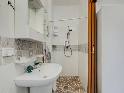 Badezimmer mit Dusche