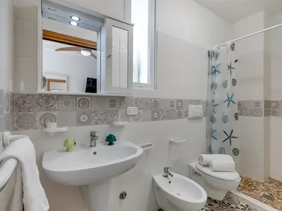 Badezimmer mit Dusche