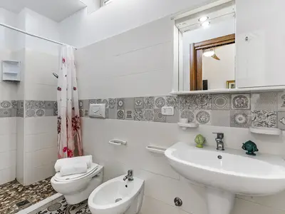 Badezimmer mit Dusche