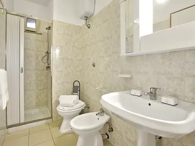 Badezimmer mit Dusche