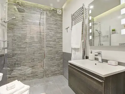 Badezimmer mit Dusche