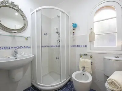 Badezimmer mit Dusche